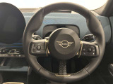 MINIのロゴが映える、シンプルでスタイリッシュなステアリング。
