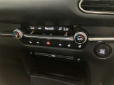 左右独立温度コントロールフルオートエアコンです。運転席、助手席それぞれで独立して温度設定ができます。冷え性の方が乗っても安心ですね♪
