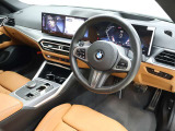 視線の先に自然と情報が集まり必要な操作へスムーズに手が届くBMWならではのコックピット。洗練されたデザインと上質な素材が調和し乗り込んだ瞬間からドライバーの走る歓びを日常に感じる空間です。