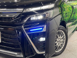 【LEDヘッドライト】悪天候や夜間走行時も良好な視界を確保し安心して運転できる高輝度LEDヘッドライトを装備!点灯速度が早く、消費電力も抑えられています。