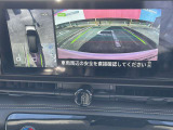 アラウンドビュー上空から見下ろしているような映像で、スムースな駐車をサポートします。画面は3種類から切り換えが可能。