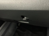 【フック】フックの用途は様々。手荷物のバッグや買い物袋、ビニール袋をぶら下げてゴミ箱にしても良いですね♪