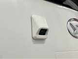 【バックカメラ】 対応モニターを装着することで、駐車時に車両後方の様子を見ることができます。
