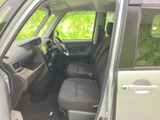 シンプルで機能的な運転席周りです。操作しやすい配置で、運転に集中できます。快適なドライブをサポートする空間設計です。