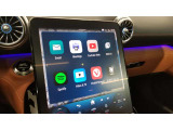 【コマンドシステム】センターコンソールに装備したCOMANDコントローラーと、その周囲に配置したスイッチ類及び音声認識機能により、ナビやオーディオ&ビジュアル、車両設定など操作出来ます。