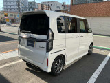 リアのパーキングセンサー標準装備です。