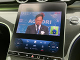 大きく表示されたテレビ映像を楽しめる画面で、停車中の待ち時間にも番組を視聴できます。画面の切り替えや空調操作も同じパネル上で行え、日常のさまざまな場面で活用しやすい装備です。