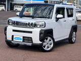 角張ったボディと力強いフェンダー造形が目を引き、白い車体にフロントのメッキ調アクセントが映えます。親しみやすさと存在感を備えた佇まいです。