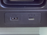 USBチャージャー付きで、スマホなどの充電が手軽に行えます。日常使いにうれしい装備です。