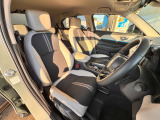 フロントシートのお写真です。 広い足元と、ゆったり座れるシートは長時間の運転でも疲れにくくなっております♪
