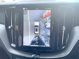 【360&deg;ビューカメラ】4台の高解像度カメラで360度の鳥瞰図を表示。隣の車や壁、死角にある障害物などを画面で確認できるため、狭いスペースでの駐車・出入りも安心です。