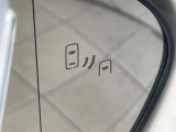 【ブラインドスポットモニター】走行中、ドアミラーの死角になりやすい箇所に後続車が接近するとサイドミラーのレンズに警告を表示!ドライバーに注意喚起をしてくれます。