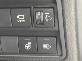 【ステアリングヒーター】冬場に冷たくなりやすい革巻きステアリングを、スイッチ一つで素早く適温に!エアコンよりも早く温まってくれるので、寒い日の運転も快適になりますね♪