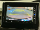 リバースギアに入れるだけで後方の表示へ切り替わります。夜間や雨の日の駐車も楽になりますよ。
