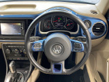 Volkswagen全車共通の上質な本革を使用した手触りのしっとりとしたステアリングです。唯一素肌が触れるハンドルは上位モデルと同じ握り心地になっております。