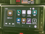 ラジオやテレビ、Bluetooth、USB/iPodなどのメニューが並び、用途に合わせて選びやすい画面構成です。電話やスマートフォン連携のアイコンも確認でき、日々の移動に便利にお使いいただけます。