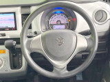 インテリアに合わせたデザインのステアリングは、運転される方のことも考え、運転しやすい形状、大きさです。是非一度、実際に触ってお確かめください。