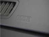 ◆助手席エアバッグ◆SRSエアバッグは、シートベルトだけでは防ぎきれない衝突時の衝撃から乗員を守るための安全装置。衝突時に瞬時に膨らみ、頭部や胸部がダッシュボードに直接衝突するのを防ぎます。