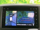 後方の映像に加えて車両周囲の様子も画面に表示され、駐車時の確認をサポート。ガイド線を目安に周囲を確かめられるので、限られたスペースでの駐車にも便利です。