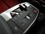 トグルスイッチ式のセレクターレバーが、より直感的で快適な操作性を実現。