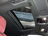 解放感を感じることができるムーンルーフ。屋外の気持ち良い風や日差しとり込み車内空間を明るくします。