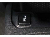 運転席と助手席には寒い日の肩や腰、冷えやすい下肢を温めてくれるシートヒーターが付いております!