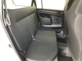 必要に応じて3名乗車可能な後席シートを備えております!リヤはビニール素材を採用し、汚れをサッと拭き落とすことが可能です!