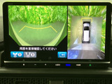 後方の映像に加えて車両周囲の状況も画面で確認でき、駐車時の安全確認をサポートします。ガイド表示を目安にしながら、見えにくい場所にも注意を向けやすい便利な装備です。