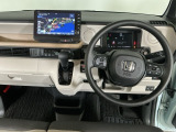 【ハンドル】運転にかかわる様々な操作を安全に行えるように視点移動が少なく操作性に配慮されたスイッチ類が凝縮されたコックピットです。