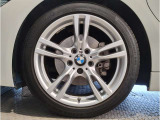 【BMWアロイホイル】軽量かつ強度に拘ったアロイホイル。走行性能ポテンシャルを引き出す設計。車の足元を引き締めてくれる大きなポイントはアロイホイルです。