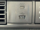【助手席】充電用のタイプCと機器接続用のUSBジャックが1口ずつございます。