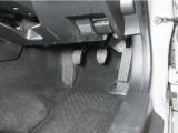マツダでは、下に支点があるオルガン式アクセルペダルを採用し、足首とペダルの動きが一致したスムーズな操作を実現しています。