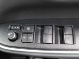 運転席からも操作可能なパワーウィンドウが装備されています。