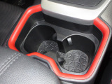 運転席と助手席の間にはドリンクホルダーがあります。取りやすい位置にありますからドライブも楽しくなりますね!