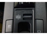 燃費をより向上させるエコドライブモードとパワフルな走行を愉しめるスポーツモードを選べるスイッチが付いております!