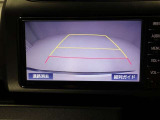 バックモニター装着車は後退時の強い味方です♪車庫入れや縦列駐車の際、後退操作の参考になるガイドラインをナビ画面に表示します。