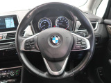 BMWのステアリングのリムは、一般的なものより少し太めにデザインされています。 これはタイヤやステアリングシャフトなどを介して伝わる路面からの入力を、しっかりと把握するためです。