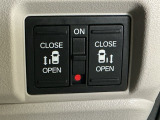 【両側パワースライドドア】両側がパワースライドドアになっており、運転席のスイッチやスマートキーでも開閉が可能です!開口部も広いので乗り降りも楽々♪