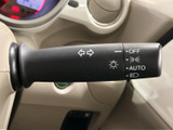 操作しやすい位置に配置され、スムーズなウインカー操作を可能にします。安全運転をサポートする、重要な機能です。