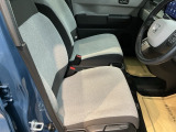 運転席は、大きな座面と包み込むような背もたれがドライバーの身体全体をしっかり支えます。上質なシート素材と座り心地のよいクッションを採用し、長時間の運転やコーナーの多い道も快適です。