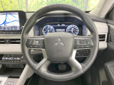 インテリアに合わせたデザインのステアリングは、運転される方のことも考え、運転しやすい形状、大きさです。是非一度、実際に触ってお確かめください。