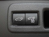パワーバックドアを装備しています。バックドアを運転席からも開閉できます、便利ですよ。