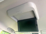 【フリップダウンモニター】大画面モニターで後席でもエンタメをお楽しみいただけます。小さなお子様にも大人気の装備です♪
