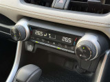 左右独立温度コントロールフルオートエアコンです。運転席、助手席それぞれで独立して温度設定ができます。冷え性の方が乗っても安心ですね♪