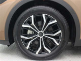 19インチアルミホイール(切削光輝+ブラック塗装)を装着しています。タイヤサイズ225/55R19