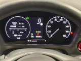 ハイブリット車専用のメーターです。右側の大型スピードメーターに加え、ステアリングスイッチを使って左のマルチインフォメーション・ディスプレイで燃費や動力伝達などの情報が見れるようになっています。