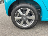 かっこいい【アルミホイール】を履いていますので、足元を引きしまっていますね。タイヤの空気圧は、燃費、ステアリング等に影響しますので、こまめなチェックをお願いします。