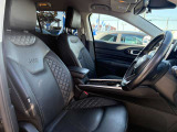 シートヒーターも装備された高級感のあるレザーシートです!JEEPのロゴがオシャレ!