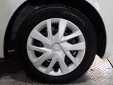 ホイールは車のデザインにマッチした専用タイプです。