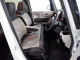 フロントシートはベンチシートです、運転席と助手席の移動が簡単です。 また運転席シートの高さも調整できます。